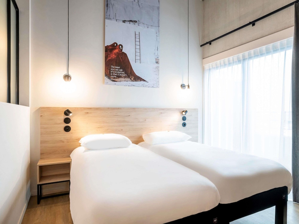 Habitación Comfort con 1 cama doble, con balcón del hotel Ibis Styles Namur. Foto 6