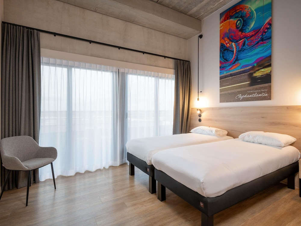 Habitación Superior con 2 camas individuales, con balcón del hotel Ibis Styles Namur
