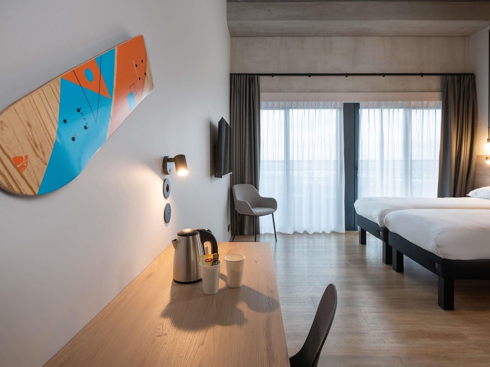 Habitación Superior con 2 camas individuales, con balcón del hotel Ibis Styles Namur. Foto 4