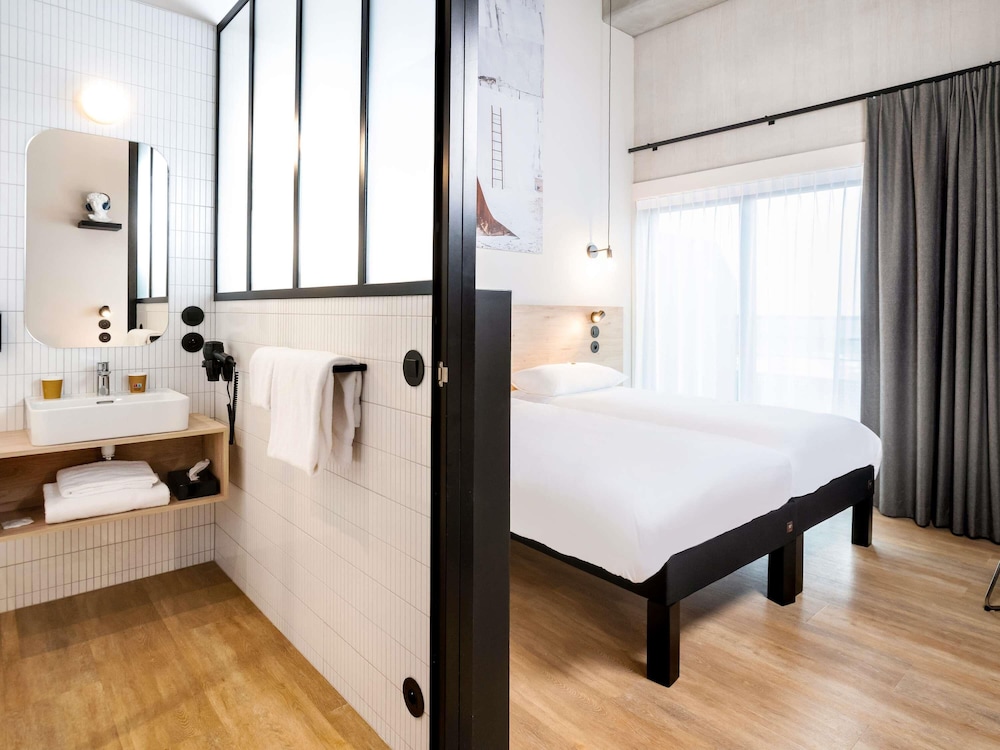 Habitación Superior con 2 camas individuales, con balcón del hotel Ibis Styles Namur. Foto 6