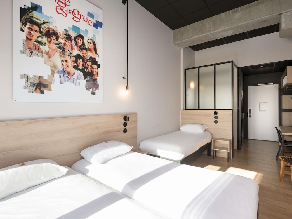 Habitación estándar con 1 cama doble y 1 cama individual del hotel Ibis Styles Namur
