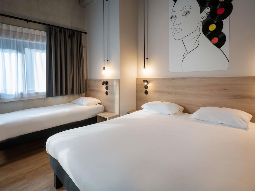 Habitación estándar con 1 cama doble y 1 cama individual del hotel Ibis Styles Namur. Foto 2