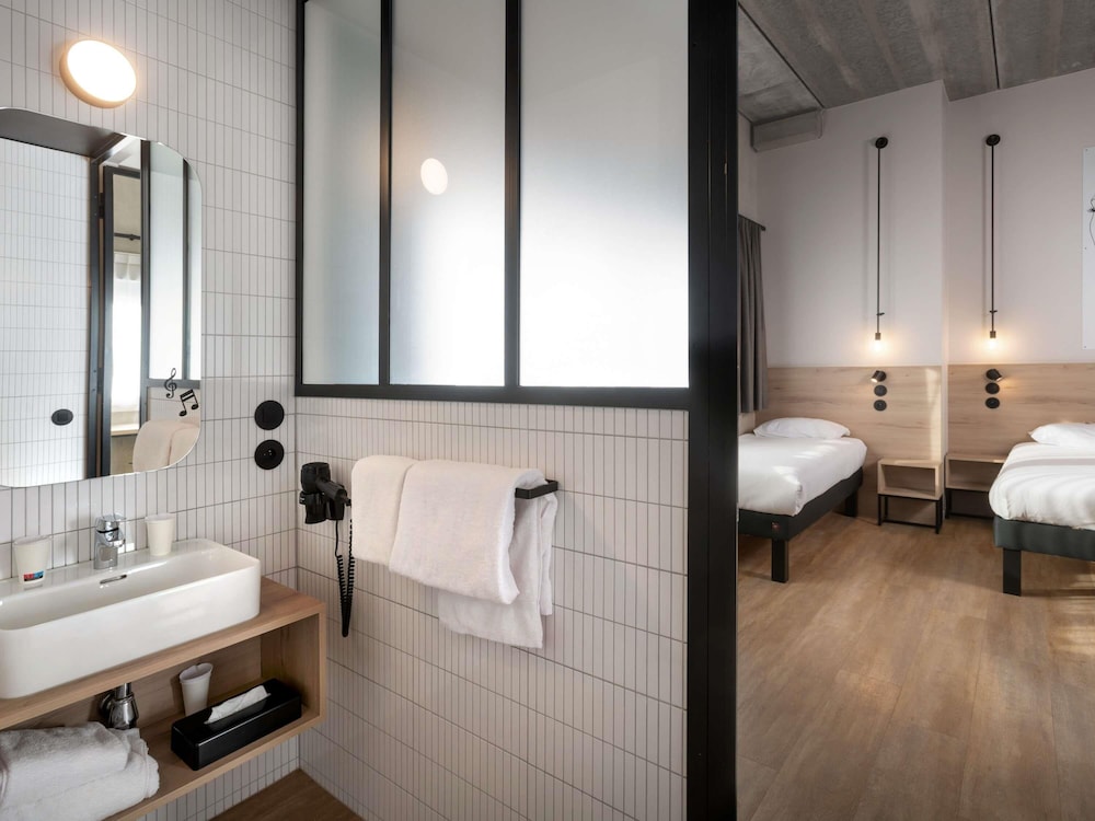Habitación estándar con 1 cama doble y 1 cama individual del hotel Ibis Styles Namur. Foto 3