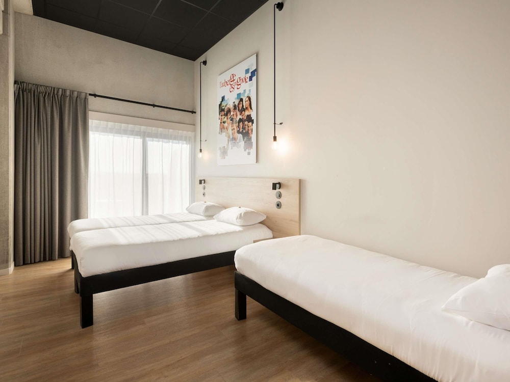 Habitación estándar con 1 cama doble y 1 cama individual del hotel Ibis Styles Namur. Foto 4