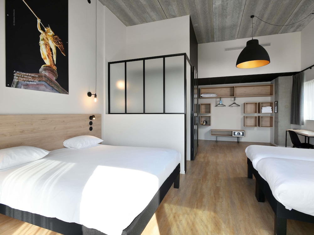 Habitación Estándar con 1 cama doble y 2 camas individuales del hotel Ibis Styles Namur. Foto 1