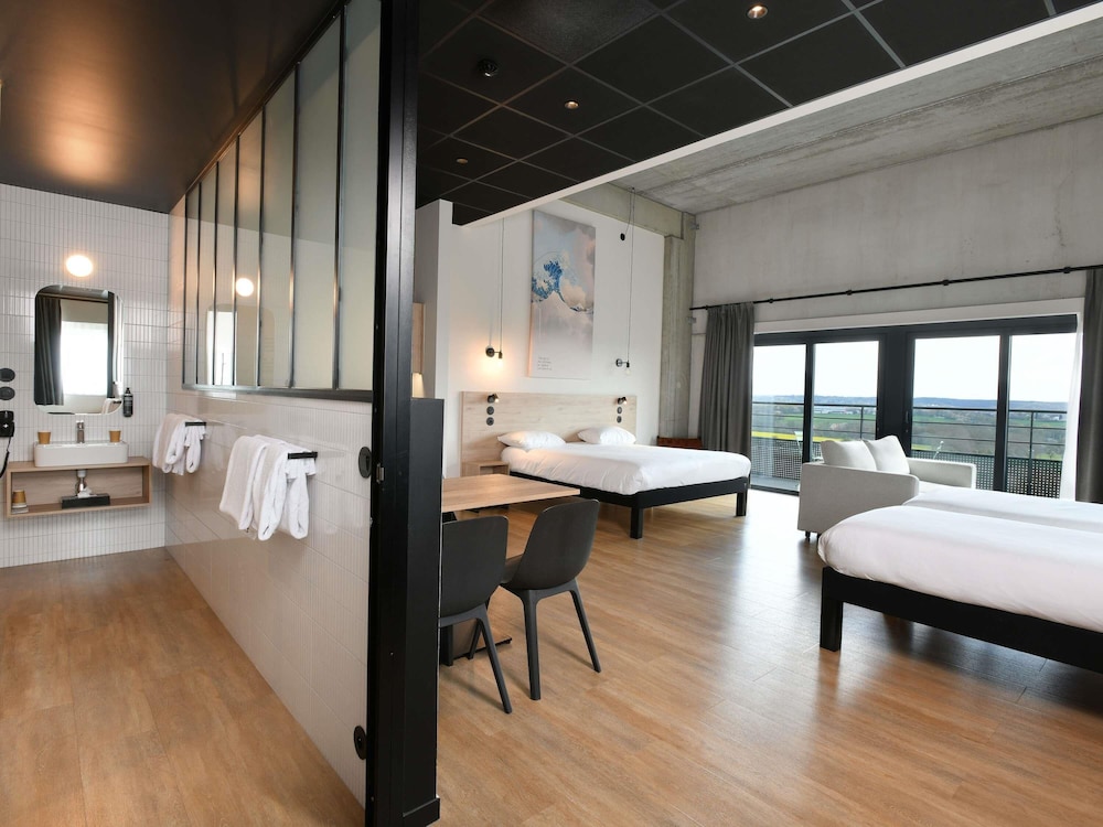 Apartamento con 1 cama doble y sofá, con balcón del hotel Ibis Styles Namur