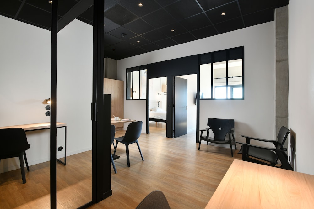 Apartamento con 1 cama doble y sofá, con balcón del hotel Ibis Styles Namur. Foto 1