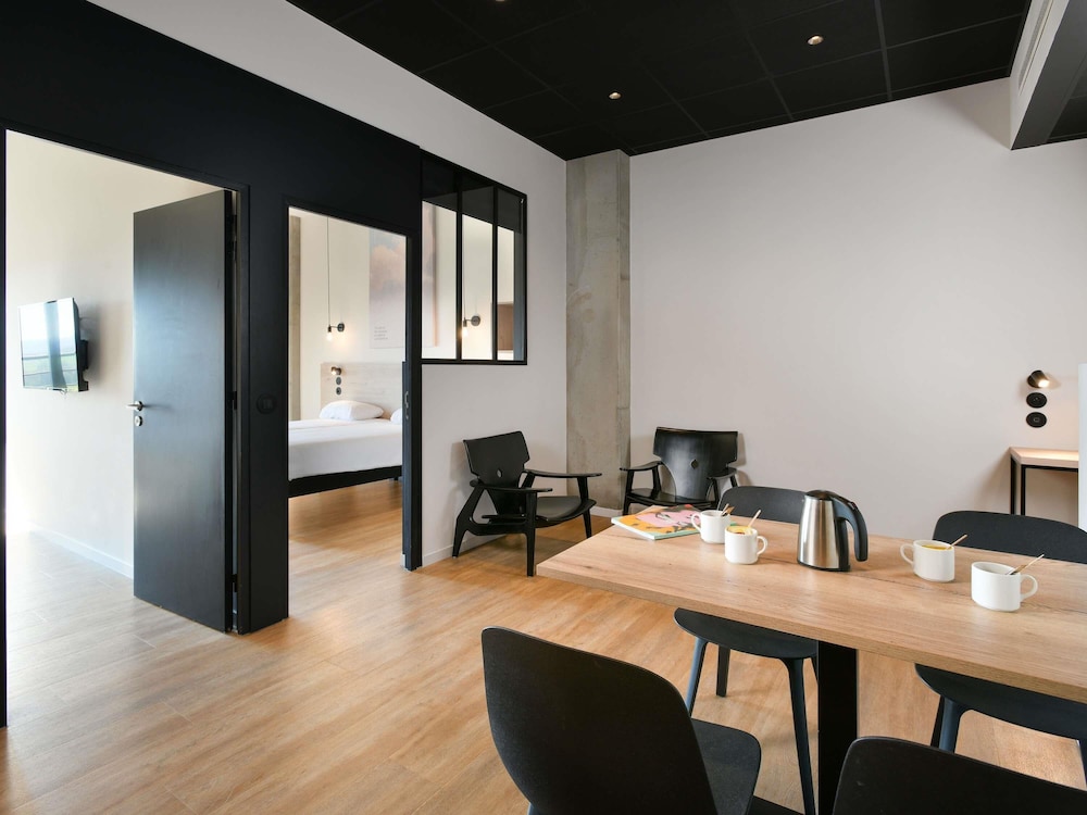 Apartamento con 1 cama doble y sofá, con balcón del hotel Ibis Styles Namur. Foto 5