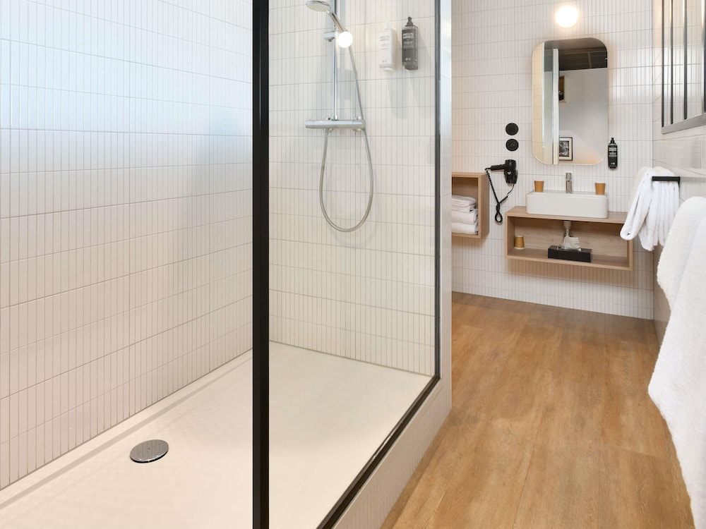 Apartamento con 1 cama doble y sofá, con balcón del hotel Ibis Styles Namur. Foto 6
