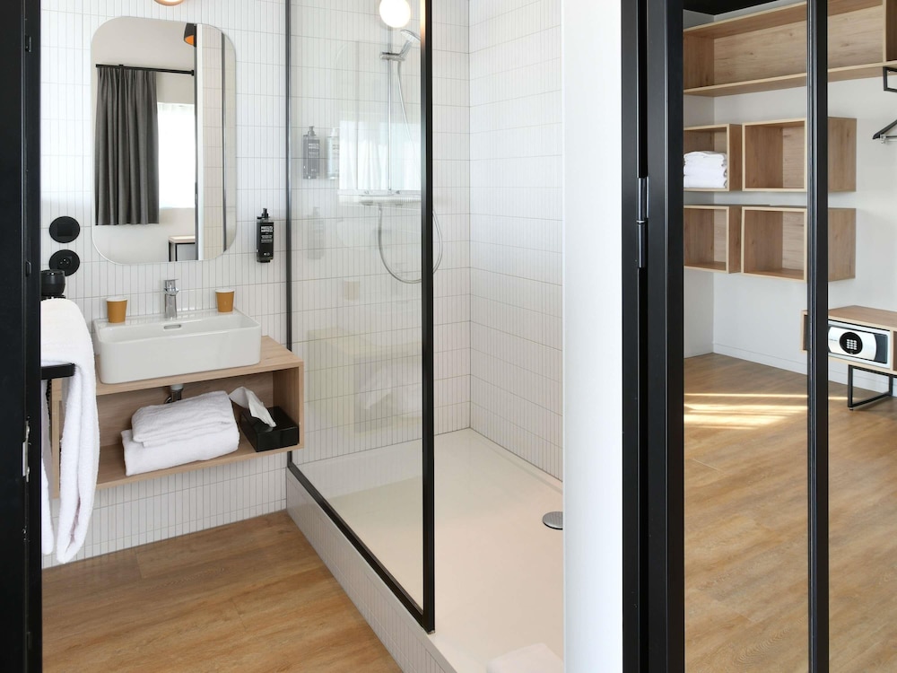 Habitación Comfort con 1 cama doble, con balcón del hotel Ibis Styles Namur. Foto 7