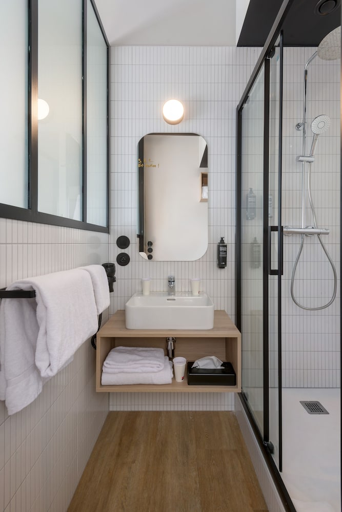Habitación Comfort con 1 cama doble, con balcón del hotel Ibis Styles Namur. Foto 8