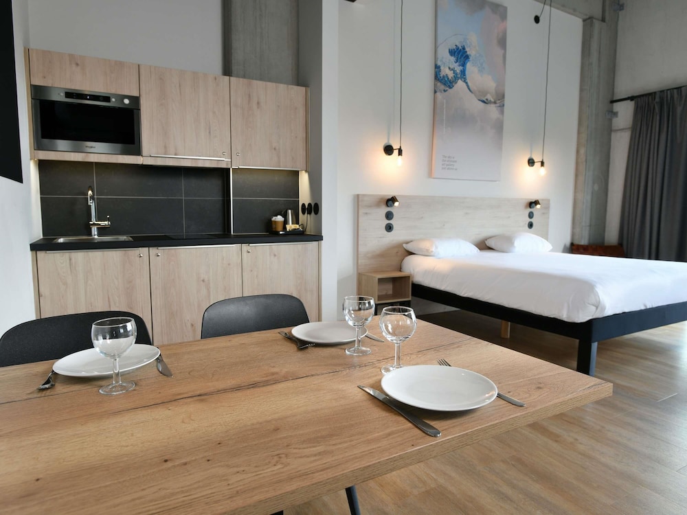 Habitación estándar con 1 cama doble y 1 cama individual del hotel Ibis Styles Namur. Foto 6