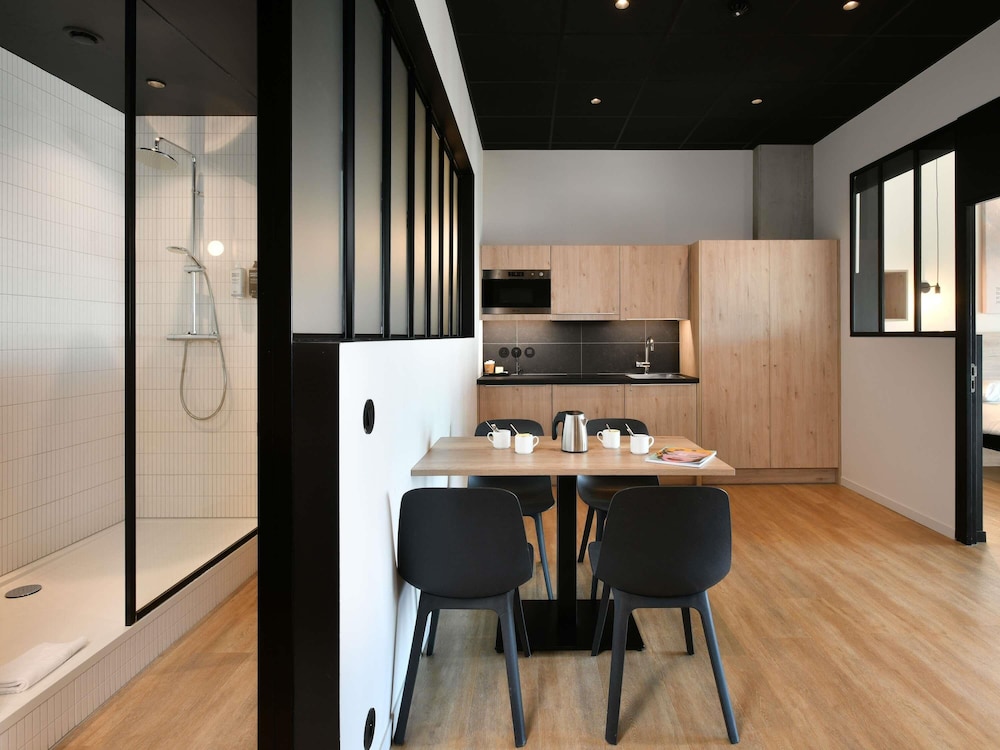 Habitación estándar con 1 cama doble y 1 cama individual del hotel Ibis Styles Namur. Foto 9