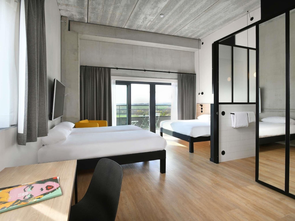 Habitación Estándar con 1 cama doble y 2 camas individuales del hotel Ibis Styles Namur. Foto 2