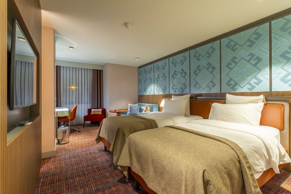 Habitación superior con dos camas individuales y vistas al mar del hotel Mercure Trabzon Hotel