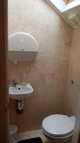 Habitación Doble con baño compartido - 2 camas del hotel Hourglass. Foto 10