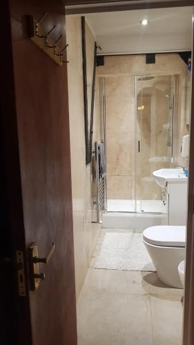 Habitación Triple con baño del hotel Hourglass. Foto 4