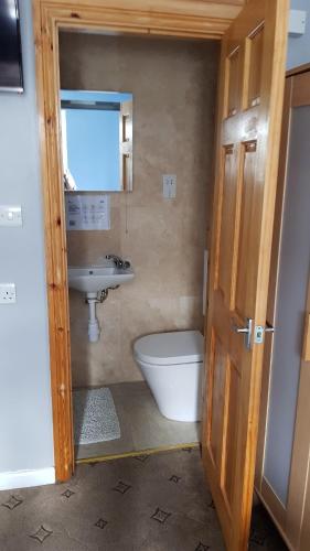 Habitación Triple con baño del hotel Hourglass. Foto 11