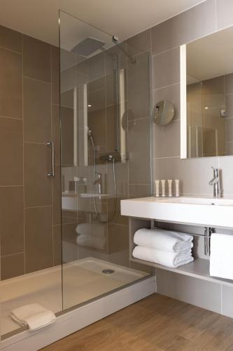 Habitación con cama grande del hotel Hilton Garden Inn Tours Centre. Foto 6