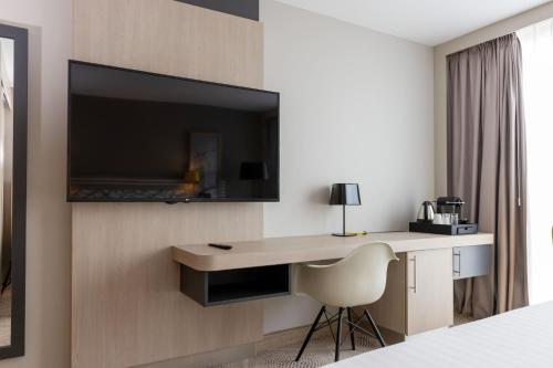 Habitación con vistas y cama extragrande del hotel Hilton Garden Inn Tours Centre. Foto 8