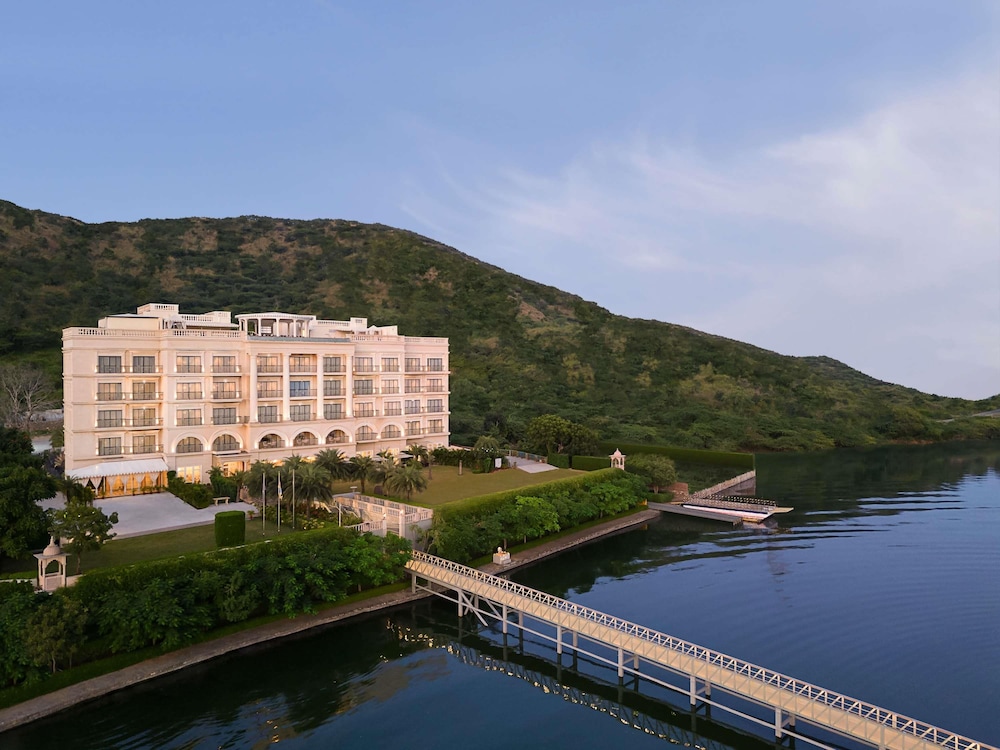 Suite, junto al lago del hotel Raffles Udaipur. Foto 6