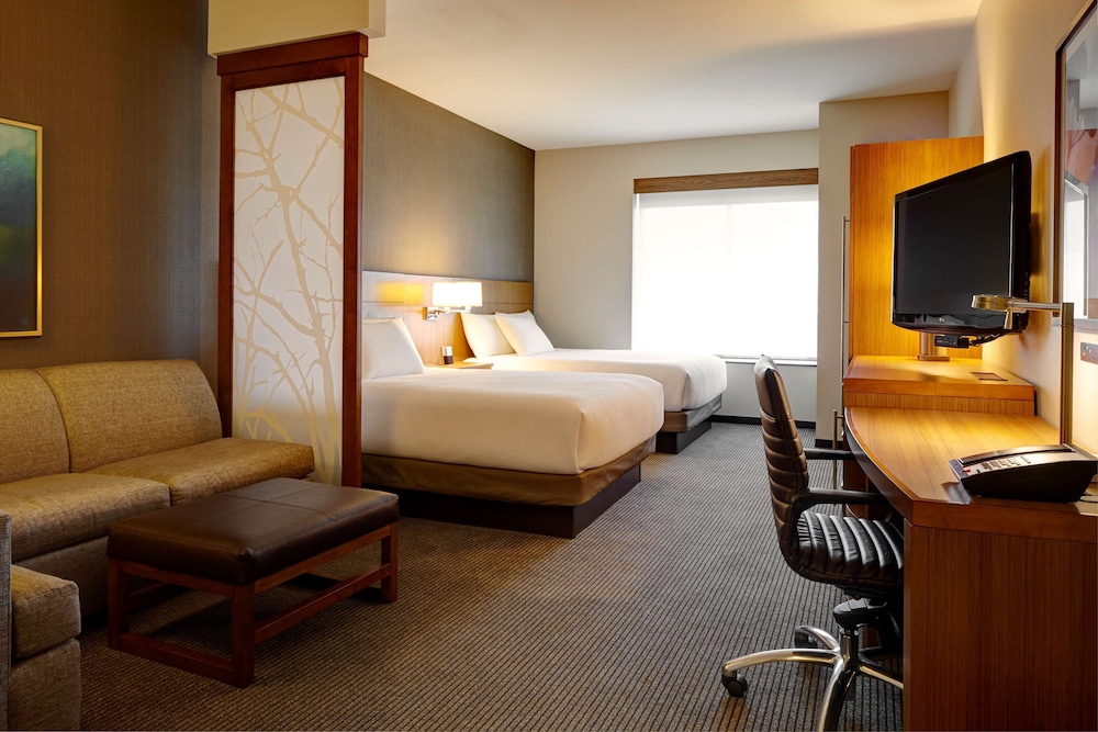 Habitación con dos camas queen size y bañera accesible del hotel Hyatt Place Hampton Convention Center. Foto 4