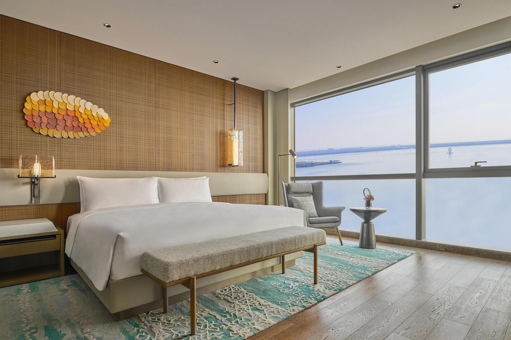 Suite Deluxe, 1 cama king size, vistas al lago del hotel Hyatt Regency Shanghai Lingang. Foto 2
