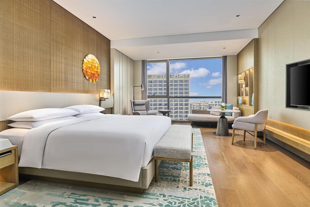 1 cama king size, vistas al jardín del hotel Hyatt Regency Shanghai Lingang. Foto 1