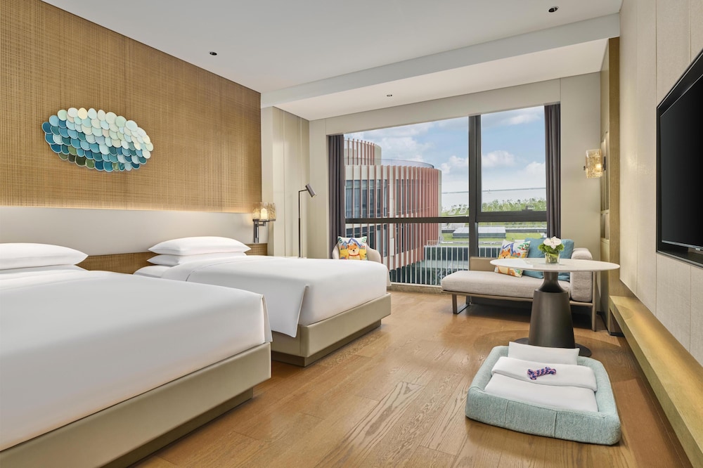 2 camas individuales, vistas al jardín del hotel Hyatt Regency Shanghai Lingang. Foto 3