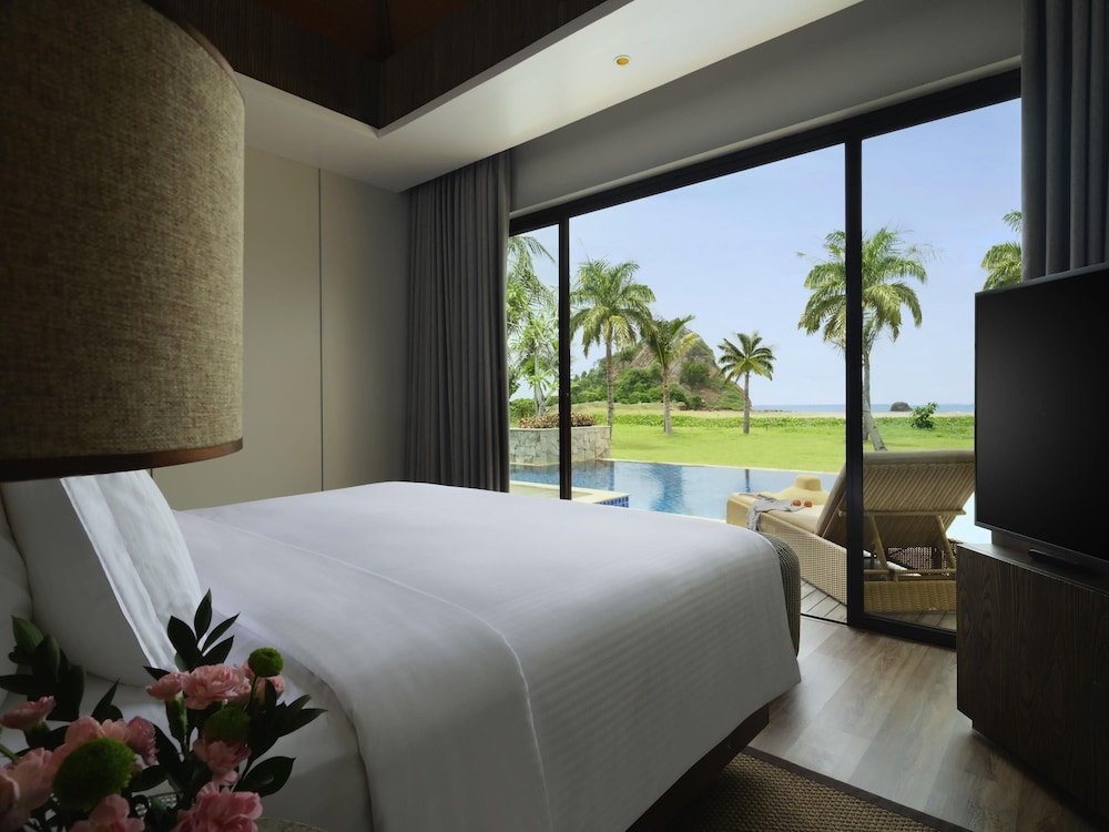 Villa Playa, 2 Dormitorios, 1 Cama King Size, 2 Camas Individuales, Terraza, Piscina, Vista al Mar del hotel Pullman Lombok Merujani Mandalika Beach Resort. Foto 3