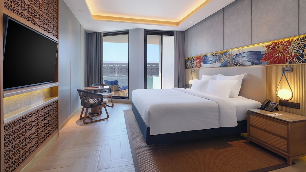 Habitación doble Vista Jardín Balcón o Terraza 1 Cama king del hotel Pullman Lombok Merujani Mandalika Beach Resort. Foto 4