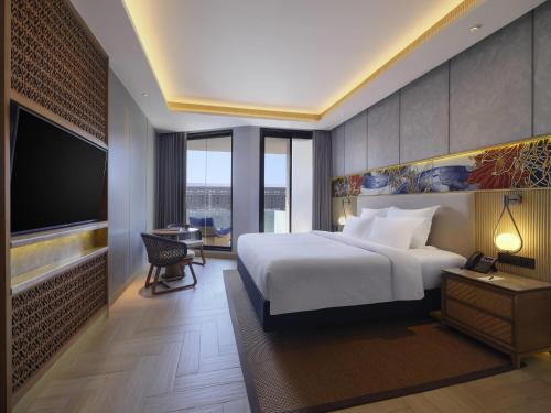 Habitación Deluxe, 1 Cama King Size, Balcón, Lado del Jardín del hotel Pullman Lombok Merujani Mandalika Beach Resort. Foto 1