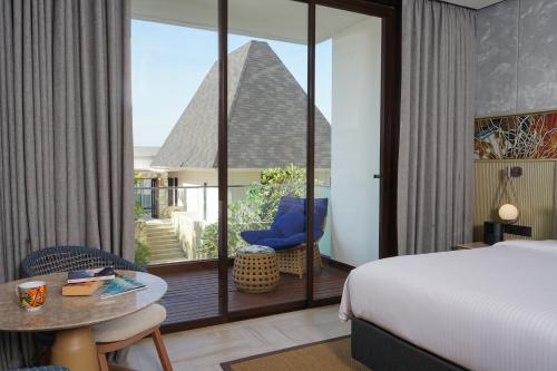 Habitación Deluxe, 1 Cama King Size, Balcón, Lado del Jardín del hotel Pullman Lombok Merujani Mandalika Beach Resort. Foto 3