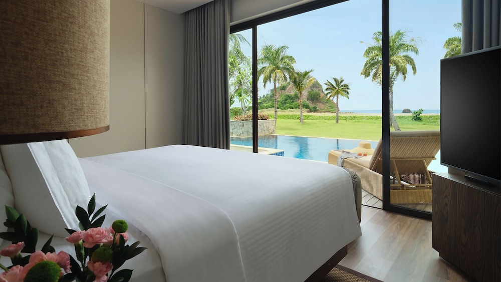 Villa Playa, 2 Dormitorios, 1 Cama King Size, 2 Camas Individuales, Terraza, Piscina, Vista al Mar del hotel Pullman Lombok Merujani Mandalika Beach Resort. Foto 4