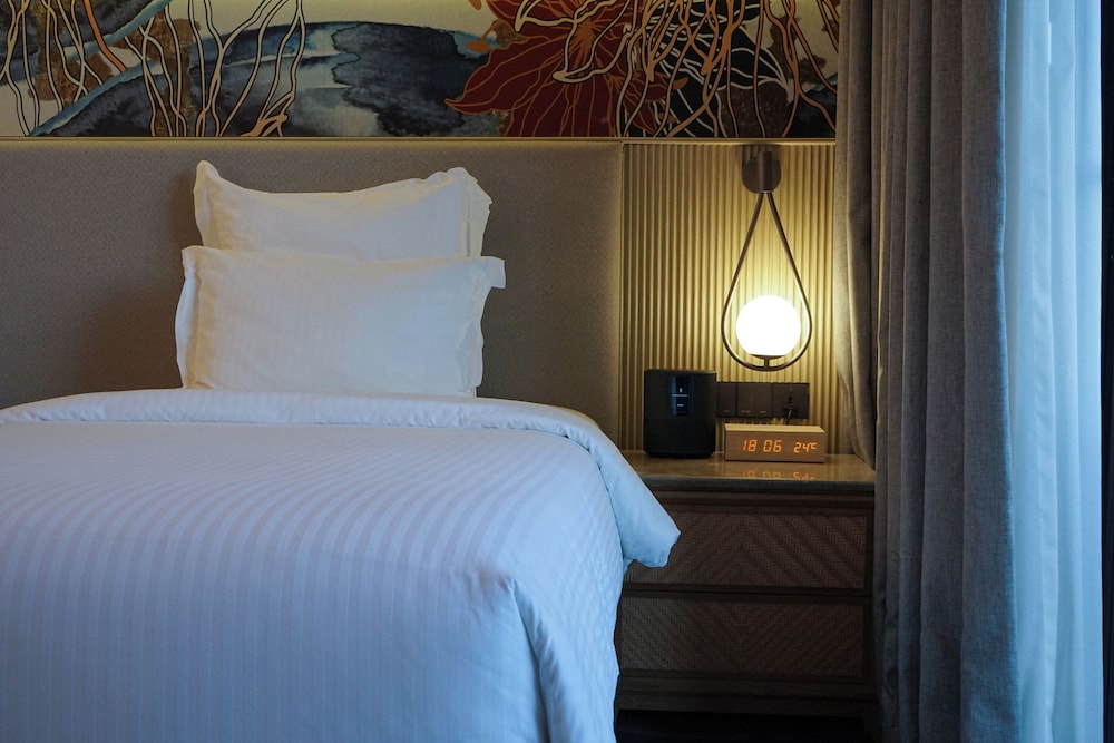Habitación Deluxe, 2 Camas Individuales, Balcón, Lado del Jardín del hotel Pullman Lombok Merujani Mandalika Beach Resort. Foto 1