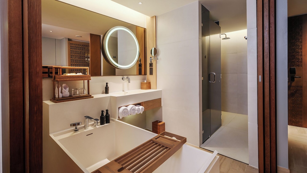 Habitación Deluxe, 2 Camas Individuales, Balcón, Lado del Jardín del hotel Pullman Lombok Merujani Mandalika Beach Resort. Foto 5