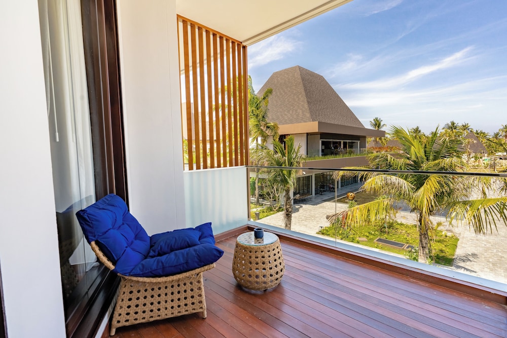 Habitación Deluxe, 2 Camas Individuales, Balcón, Lado del Jardín del hotel Pullman Lombok Merujani Mandalika Beach Resort. Foto 6
