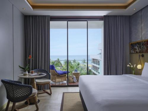 Habitación Deluxe con 1 Cama King Size, Balcón, Vista al Mar del hotel Pullman Lombok Merujani Mandalika Beach Resort