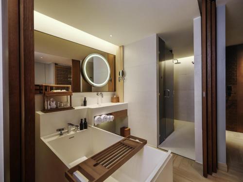 Habitación Deluxe con 1 Cama King Size, Balcón, Vista al Mar del hotel Pullman Lombok Merujani Mandalika Beach Resort. Foto 1