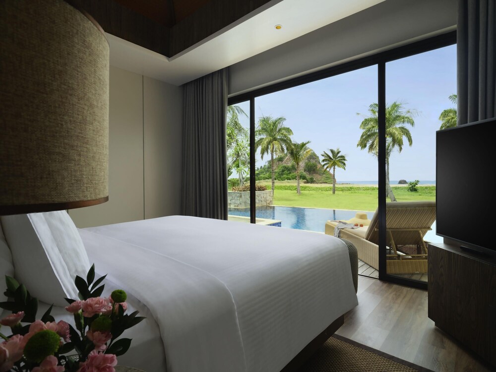 Villa Playa, 2 Dormitorios, 1 Cama King Size, 2 Camas Individuales, Terraza, Piscina, Vista al Mar del hotel Pullman Lombok Merujani Mandalika Beach Resort. Foto 6