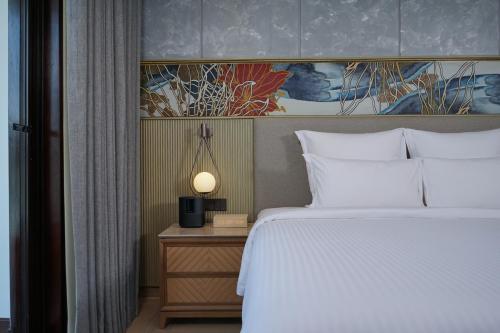 Habitación Deluxe con 1 Cama King Size, Balcón, Vista al Mar del hotel Pullman Lombok Merujani Mandalika Beach Resort. Foto 2