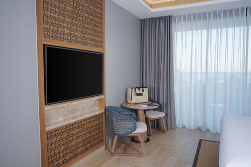 Habitación Deluxe con 1 Cama King Size, Balcón, Vista al Mar del hotel Pullman Lombok Merujani Mandalika Beach Resort. Foto 3