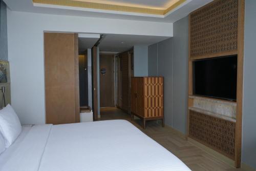 Habitación Deluxe con 1 Cama King Size, Balcón, Vista al Mar del hotel Pullman Lombok Merujani Mandalika Beach Resort. Foto 4