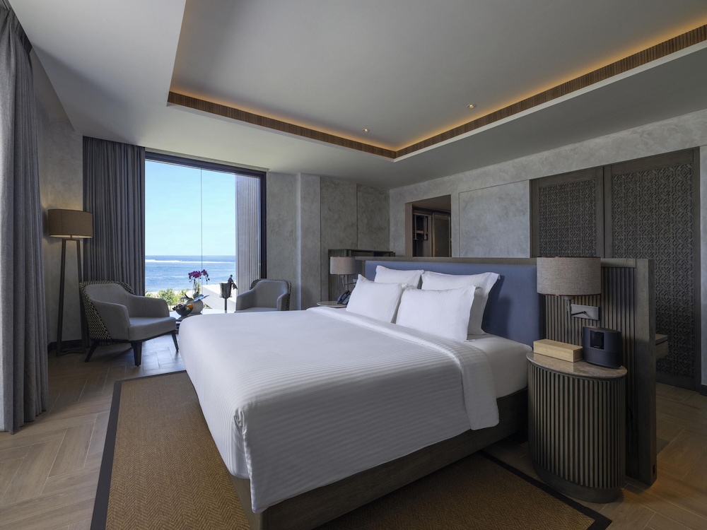 Habitación Ejecutiva 1 Cama King Size y Balcón del hotel Pullman Lombok Merujani Mandalika Beach Resort