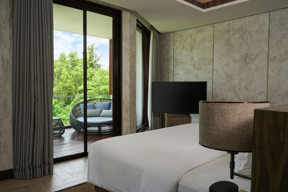 Habitación Ejecutiva 1 Cama King Size y Balcón del hotel Pullman Lombok Merujani Mandalika Beach Resort. Foto 2
