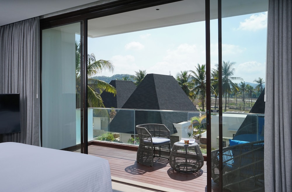 Habitación Ejecutiva 1 Cama King Size y Balcón del hotel Pullman Lombok Merujani Mandalika Beach Resort. Foto 6