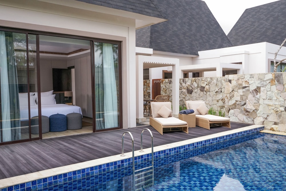 Villa Jardín, 1 Dormitorio, 1 Cama King Size con Sala de Estar, Terraza, Piscina del hotel Pullman Lombok Merujani Mandalika Beach Resort. Foto 2