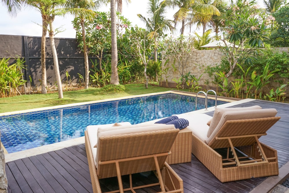 Villa Jardín, 1 Dormitorio, 1 Cama King Size con Sala de Estar, Terraza, Piscina del hotel Pullman Lombok Merujani Mandalika Beach Resort. Foto 3