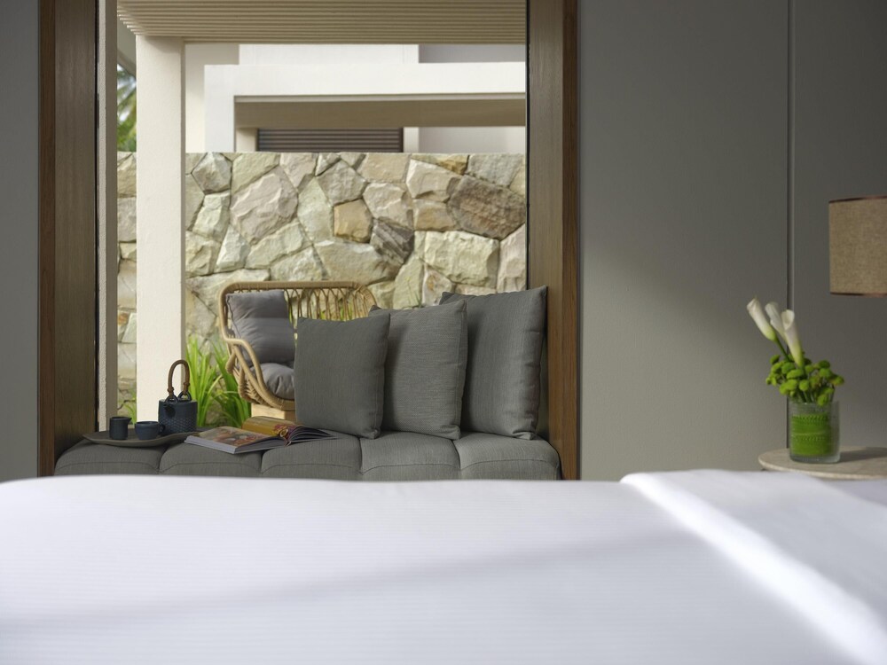 Villa Jardín, 1 Dormitorio, 1 Cama King Size con Sala de Estar, Terraza, Piscina del hotel Pullman Lombok Merujani Mandalika Beach Resort. Foto 7