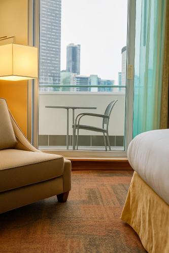 Habitación Deluxe con cama extragrande del hotel Holiday Inn Manhattan View. Foto 3